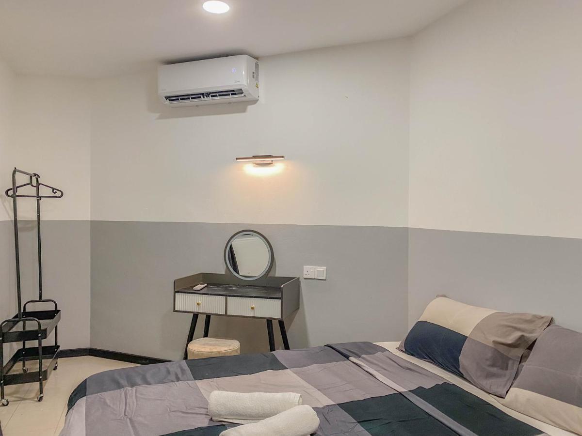 Aurora Court Service Apartment Kampong Makam Экстерьер фото